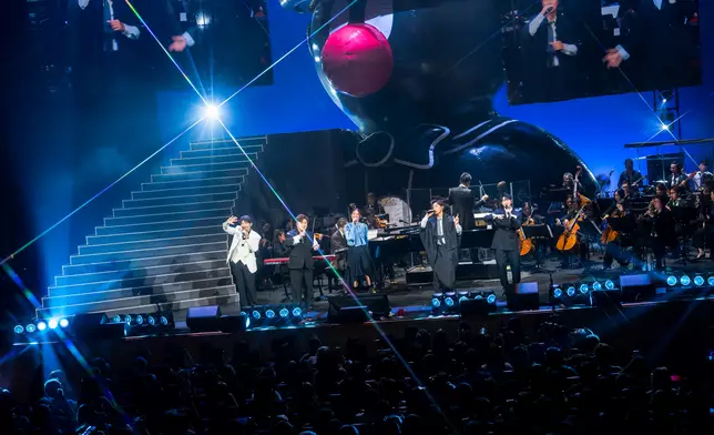 一眾歌手在《甚麼是喜劇》音樂會中傾力演出。