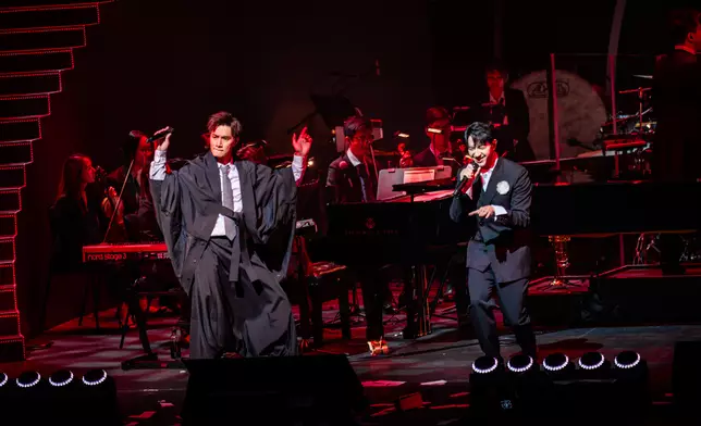 Jason和Jay Fung合唱《全球百大型男》和《Life Is The Answer》送歌迷。