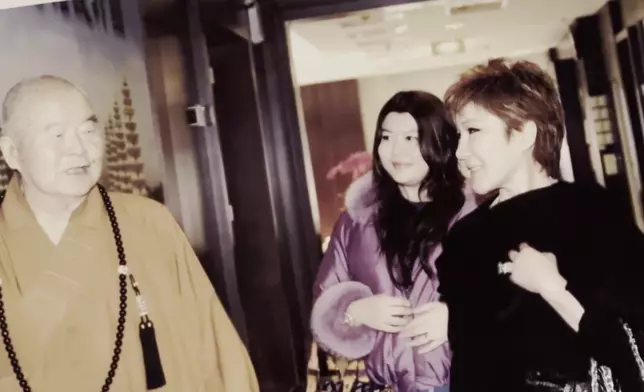 她親述事發至今仍留有嚴重後遺。（圖為丁珮與女兒合照）