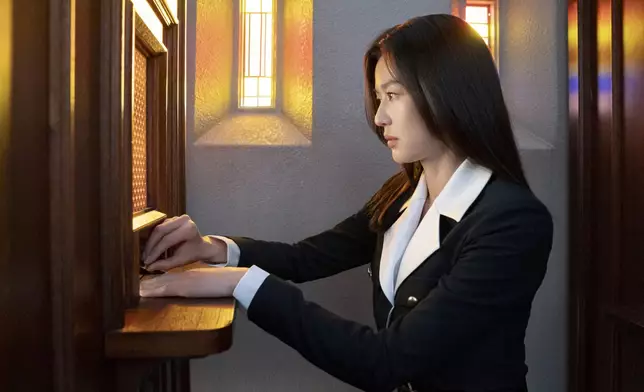 全智賢飾演前外交官徐聞柱。Disney+提供圖片