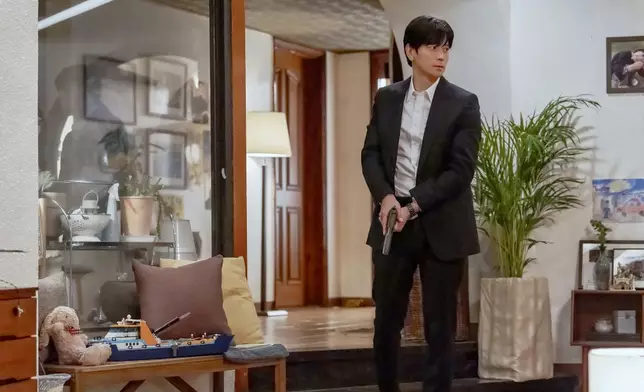 姜棟元飾演國際特工白山湖。Disney+提供圖片