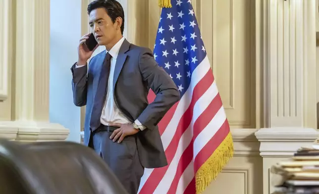 John Cho趙約翰飾演美國助理國務卿Anderson。Disney+提供圖片