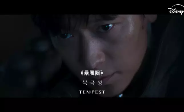 國民男神姜棟元展現英語演技。影片截圖