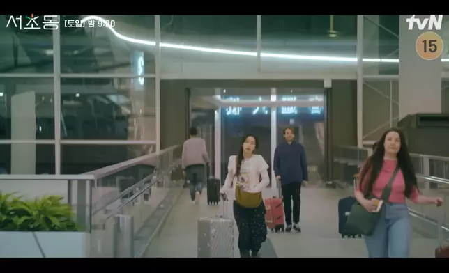 浪漫緣分在香港機場開始。tvN影片截圖