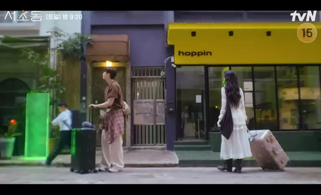二人在電梯旁的民宿外相遇。tvN影片截圖