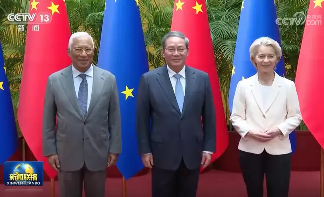 李強同科斯塔（左）及馮德萊恩（右）合照。央視截圖