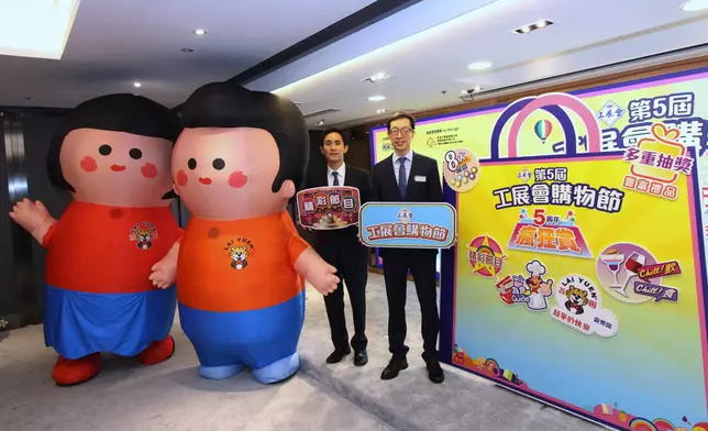 盧金榮（右）和莊家彬（左）與荔園吉祥物合照。