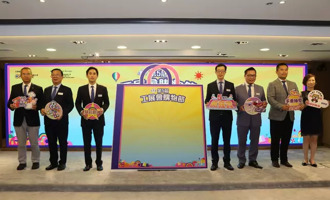 廠商會一眾首長為「第5屆工展會購物節」主持啟動儀式。