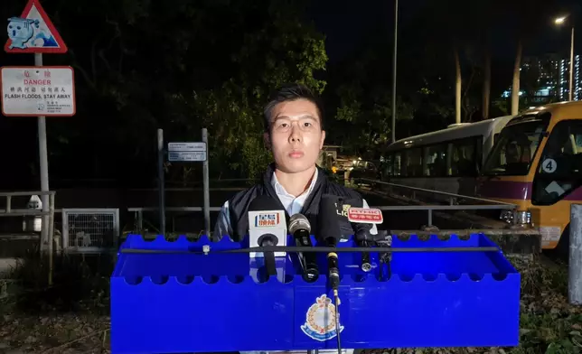 將軍澳警區刑事調查隊第四隊高級督察林昌業向傳媒簡報案情。