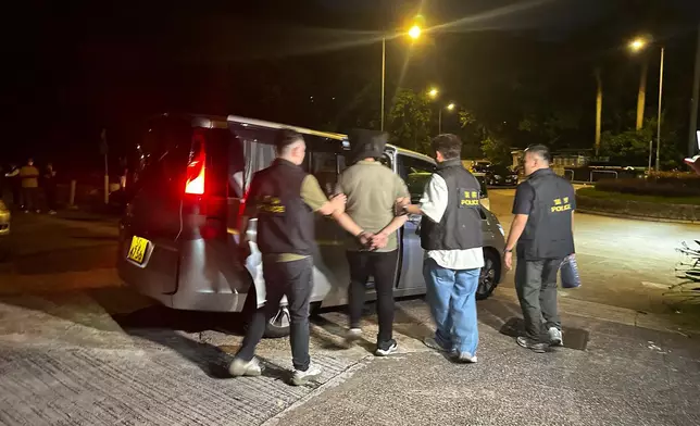 被捕人士被帶上車。