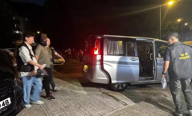 被捕人士被帶上車。