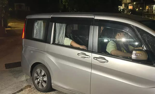 被捕人士在車內。