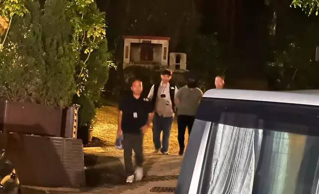 被捕人士被帶走調查。