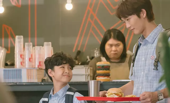 劇中黃梓曜飾演的波子和余暉（王智德 飾）如「糖痴豆」般形影不離。