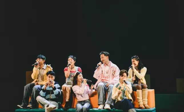 由八位年輕人從大學成團至今。