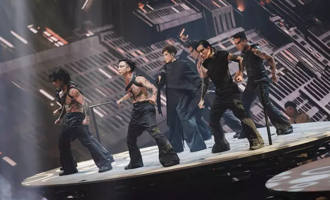 以傾斜舞台帶出世界在變。