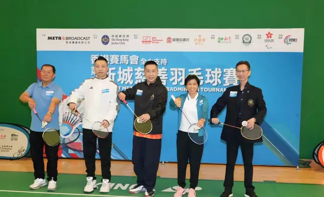 右起：紀利華木球會會長黃守明醫生、香港賽馬會賽馬人才培訓主管暨見習騎師學校校長 陳念慈校長、新城廣播有限公司行政總裁馬浚偉先生、前港隊輪椅羽毛球運動員、巴黎殘疾人奧運輪椅羽銀牌得主陳浩源先生 MH、殘奧會友主席張偉良先生 BBS, MH進行開球禮。