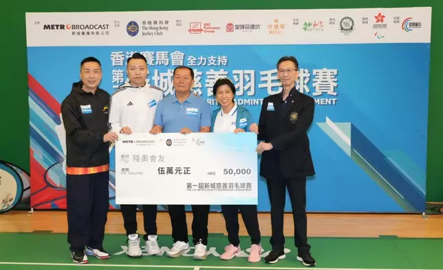 「殘奧會友」張偉良（中間）接受馬浚偉、陳浩源、陳念慈、黃守明醫生進行頒贈伍萬元善款支票儀式。