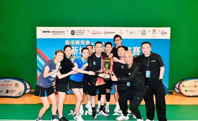 馬浚偉頒發商界盃冠軍。