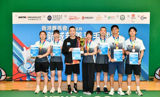 馬浚偉頒發學生盃冠軍。