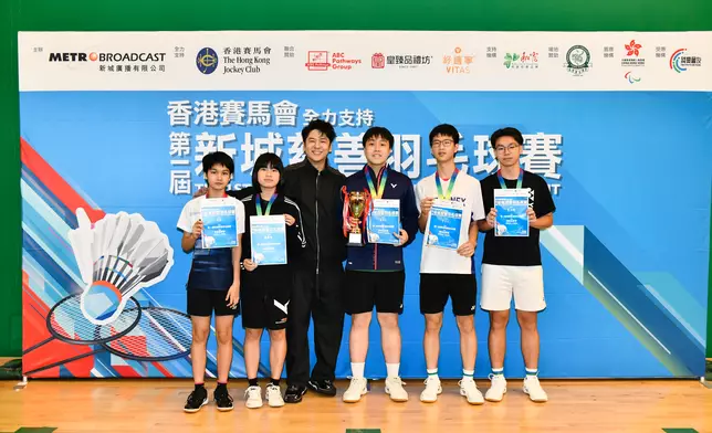 許廷鏗頒發學生盃季軍。