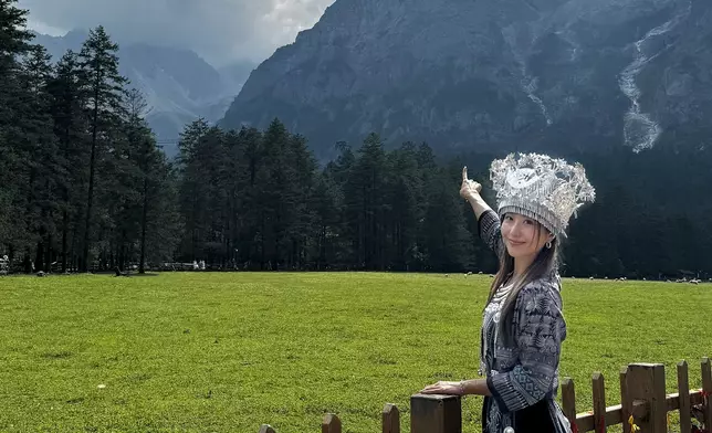 支嚳儀晒民族服寫真。