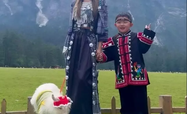 支嚳儀與囝囝體驗當地的特色服裝。