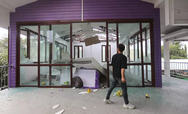 柬埔寨向泰國素林府發射砲彈後，當地的帕儂同樂醫院受到嚴重的破壞。AP圖片