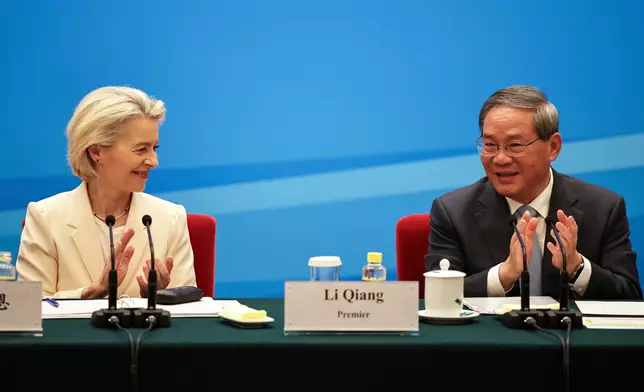 李強星期四(7月24日)與到訪的馮德萊恩會面。AP圖片