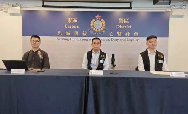 東區警區總督察（刑事）陳志良（中）、反三合會行動組偵緝督察黃焯頎（右）及香港青年協會青年違法防治中心註冊社工文習武（左）向傳媒簡報案情。