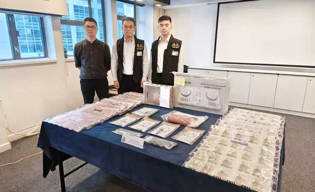 陳志良（中）、黃焯頎（右）及文習武（左）與證物合照。