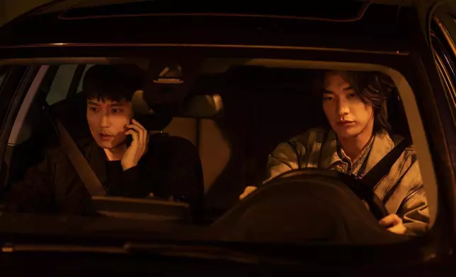 劇中金南佶與金英光進行對決。 Netflix twitter圖片