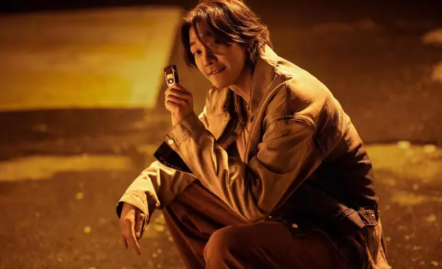 金英光在劇中飾演狡猾的軍火商。 Netflix twitter圖片