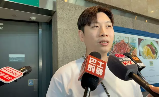 排在頭位由澳門過來的謝先生，持有2號籌。巴士的報記者攝