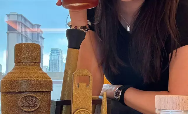 廖碧兒最近返加拿大。