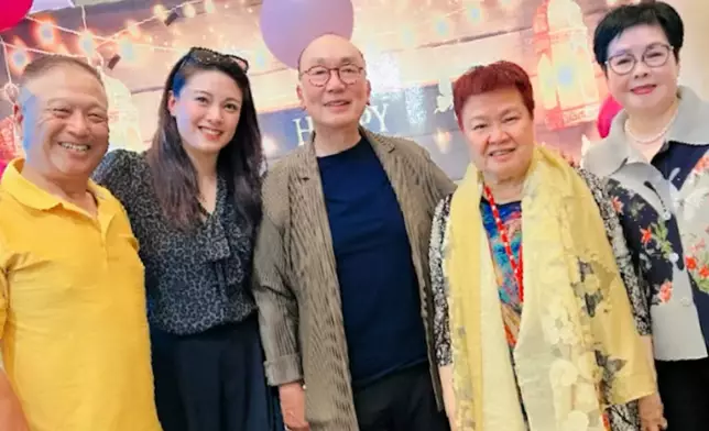 賀父母結婚50周年。