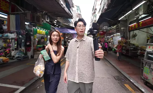 四人將分成兩組挑戰100蚊內買最多種類的小食。