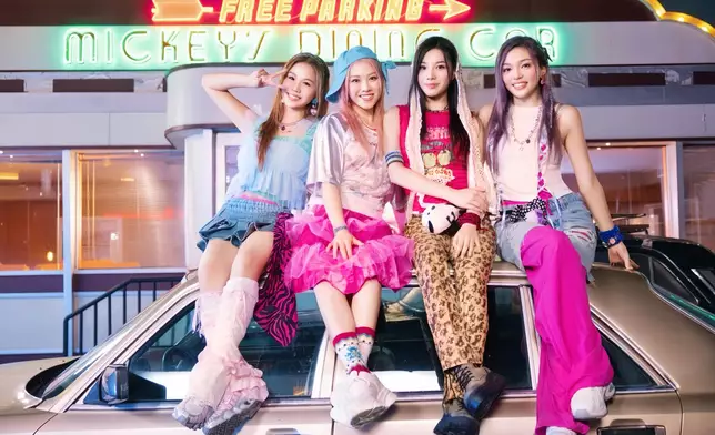 新歌一如以往由主理人Eric Kwok作曲。