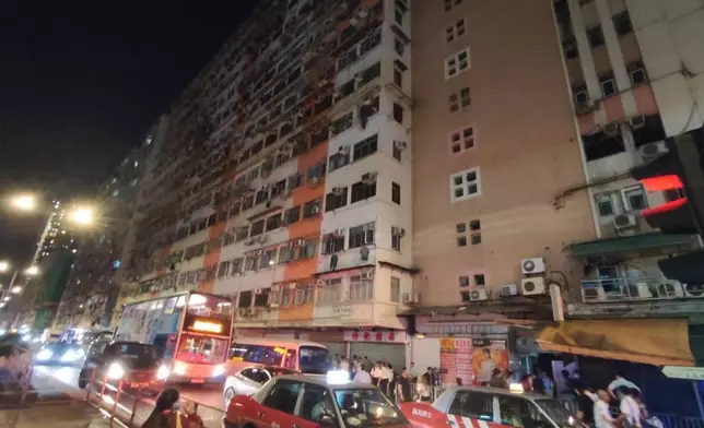 土瓜灣益豐大廈懷星期六晚疑有私人鹹水管漏水引致停電，約2000名市民受影響。九龍關愛連線FB圖片