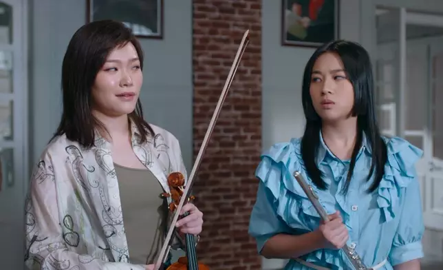 Janees同Winter飾演郭柏妍樂團成員，同郭柏妍仲好friend添。