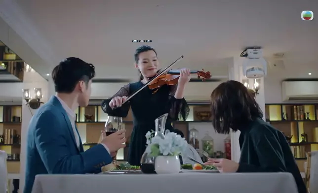 Janees曾客串《異空感應》演小提琴手。