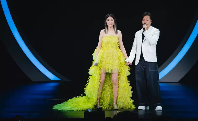 二人合唱《甘心替代你》。