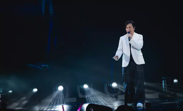 鄭伊健改機票留港任Kelly嘉賓。