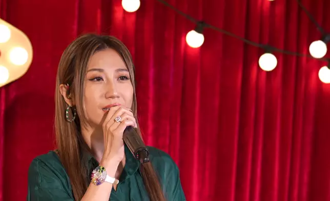 支支演唱《逝去的諾言》。