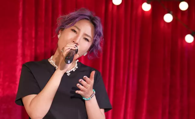 陳俞霏演唱《紅茶館》。