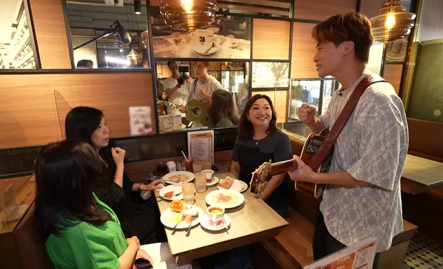 劍文入餐廳突襲觀眾，即場演唱《Shall we talk》。