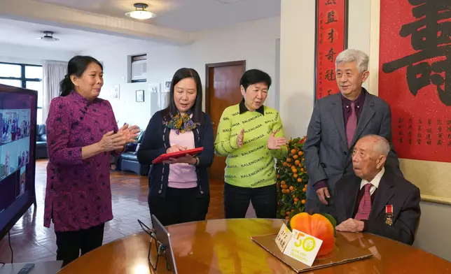 胡博士(右一)曾在101歲生日時分享健康秘訣：「讓身心保持活力，是長壽的關鍵。」。樹仁大學網頁圖片