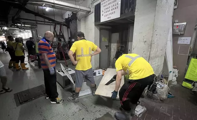 有議員表示，A及C座部分單位出現漏電情況，臨時電力系統受影響出現「跳掣」，部分樓層供電變得斷斷續續。李慧琼FB圖片