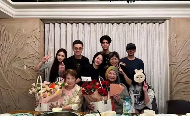 早前為S媽慶祝母親節時，驚見具俊曄明顯暴瘦一圈，臉頰凹陷、神情憔悴。