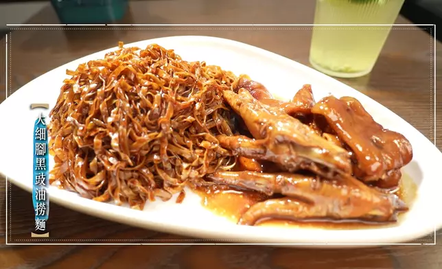 三大招牌菜大細腳撈麵、燒豬頸肉胡椒湯麵及新加坡咖哩鮮雞。